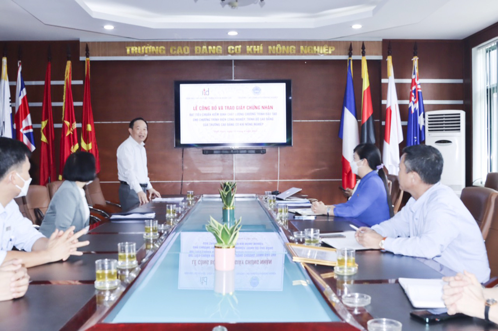 Trao Giấy chứng nhận Kiểm định chất lượng Chương trình đào tạo nghề Điện công nghiệp - Trường Cao đẳng Cơ khí nông nghiệp 3 CN 2