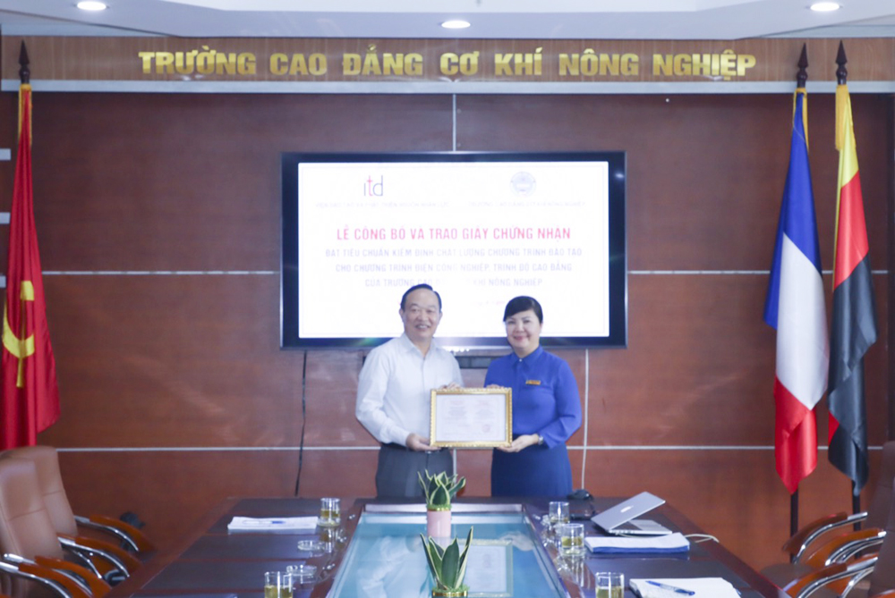 Trao Giấy chứng nhận Kiểm định chất lượng Chương trình đào tạo nghề Điện công nghiệp - Trường Cao đẳng Cơ khí nông nghiệp 4 CN 3