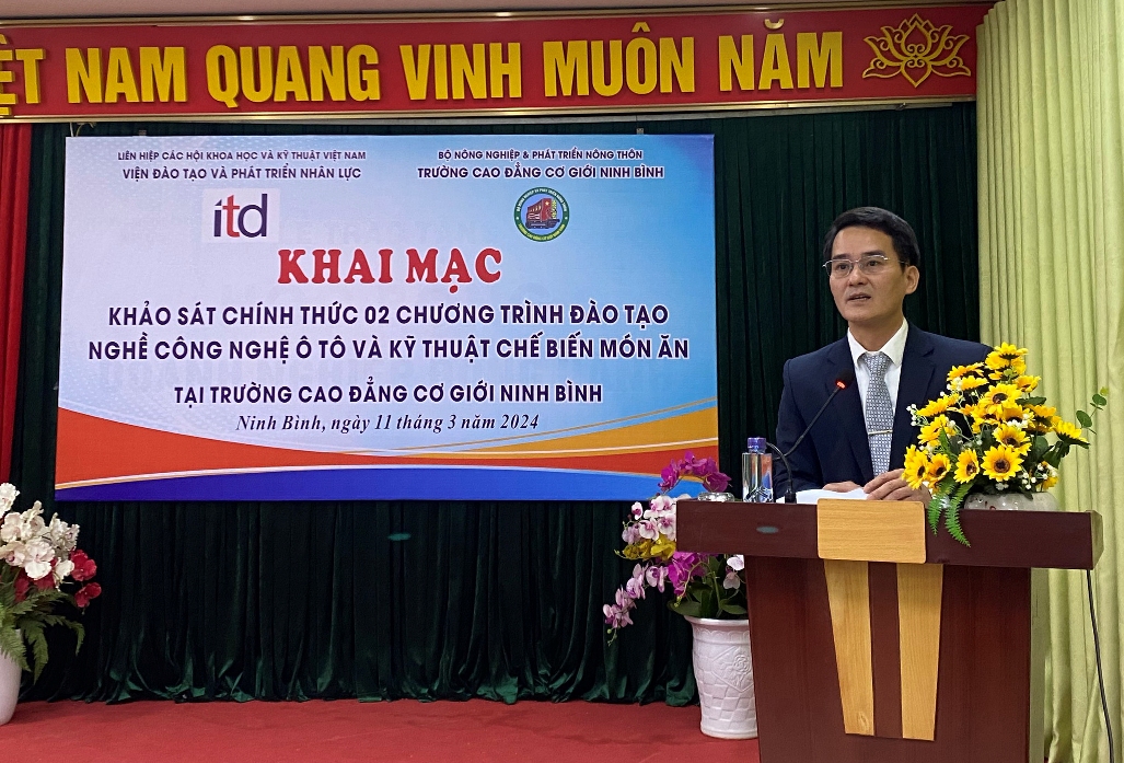 Khai mạc đánh giá ngoài 2 chương trình đào tạo tại Trường Cao đẳng Cơ giới Ninh Bình 4 NB TS Duong Van Cuong Hieu truong