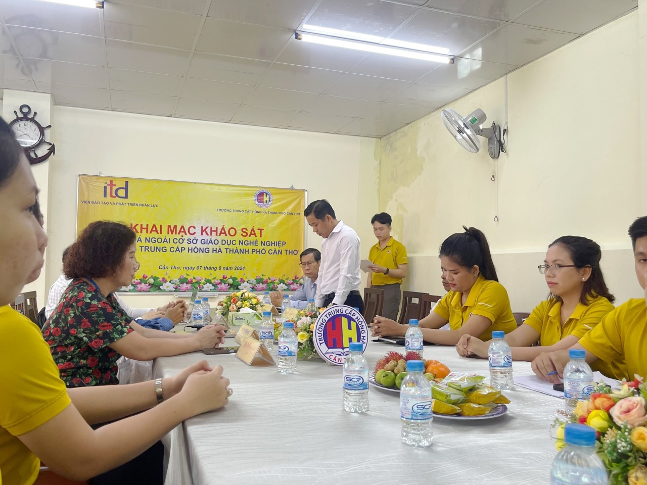 TRƯỜNG TRUNG CẤP HỒNG HÀ THÀNH PHỐ CẦN THƠ: Bảo đảm chất lượng đào tạo, đáp ứng nhu cầu của doanh nghiệp, thị trường lao động 3 Anh2. Lanh dao nha truong dang lam viec voi doan
