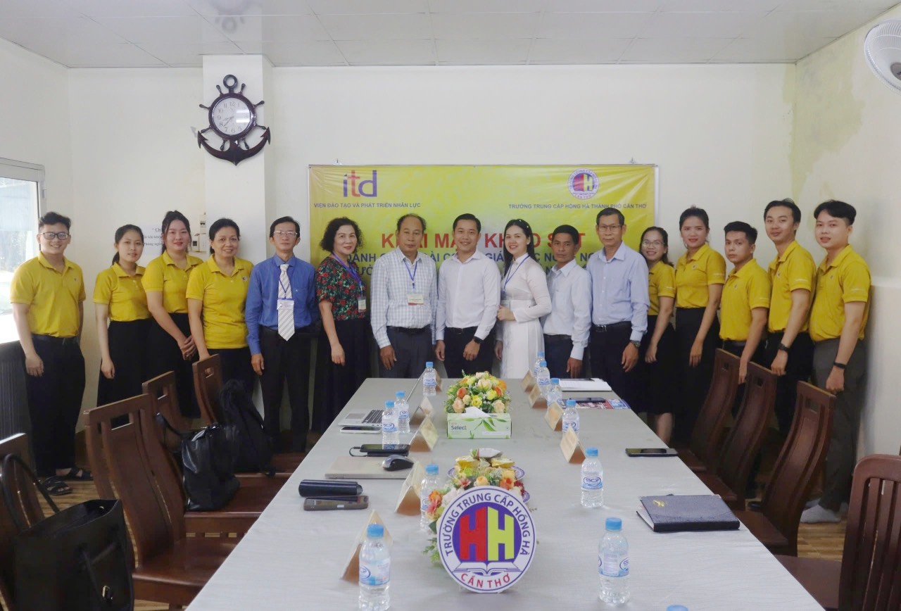 TRƯỜNG TRUNG CẤP HỒNG HÀ THÀNH PHỐ CẦN THƠ: Bảo đảm chất lượng đào tạo, đáp ứng nhu cầu của doanh nghiệp, thị trường lao động 5 Anh4. Doan kiem dinh voi can bo chu chot cua truong