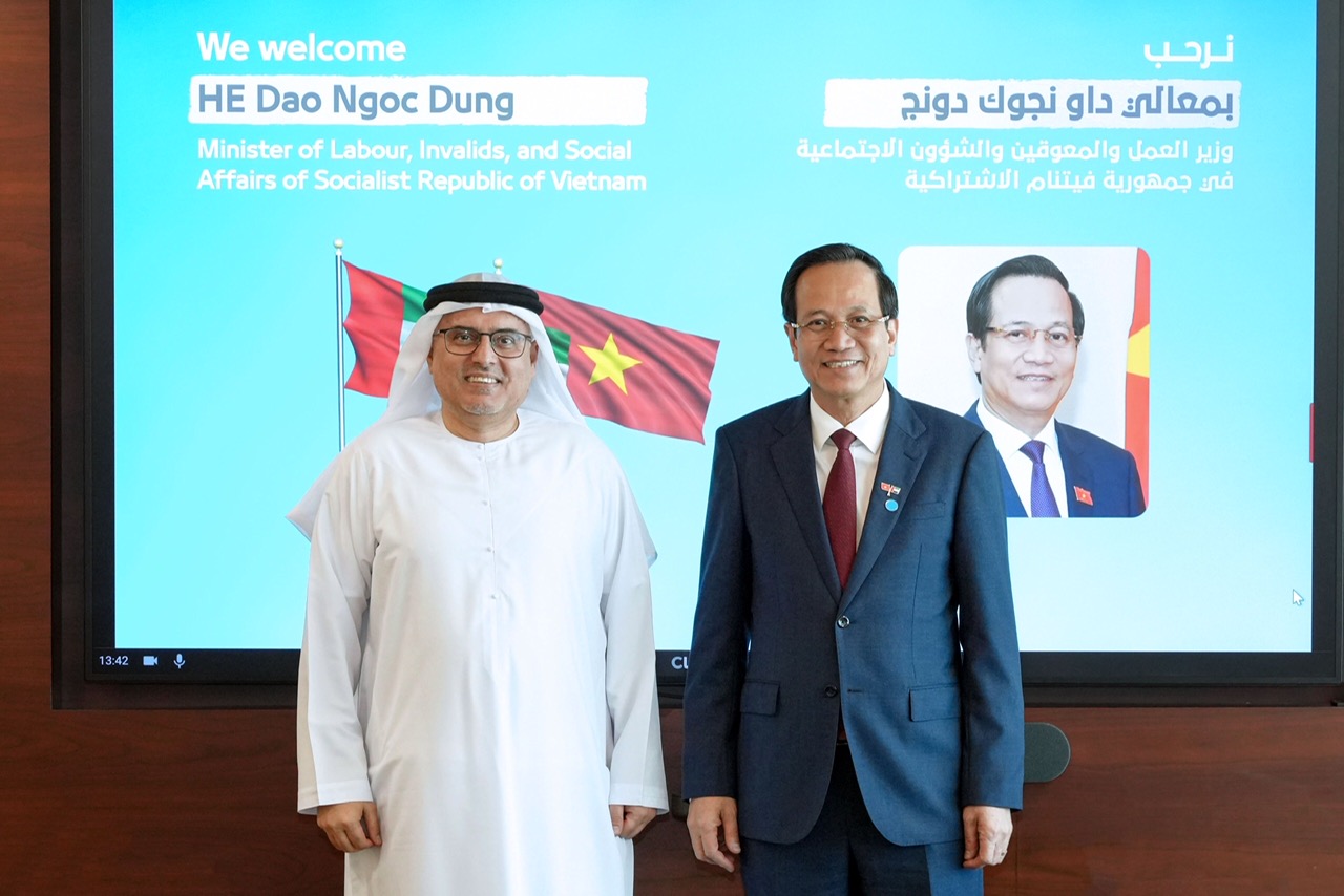 Anh 1. Bo truong Dao Ngoc Dung va Bo truong Bo truong Bo Nguon Nhan luc UAE Abdulrahman Abdulmannan Al Awar