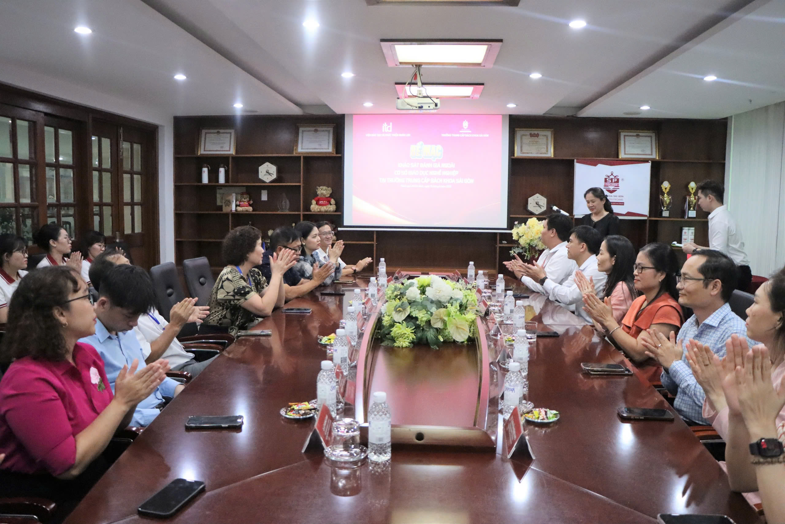 BẾ MẠC KHẢO SÁT ĐÁNH GIÁ NGOÀI CƠ SỞ GIÁO DỤC TẠI TRƯỜNG TRUNG CẤP BÁCH KHOA SÀI GÒN 3 Co Ha Hieu truong phat bieu