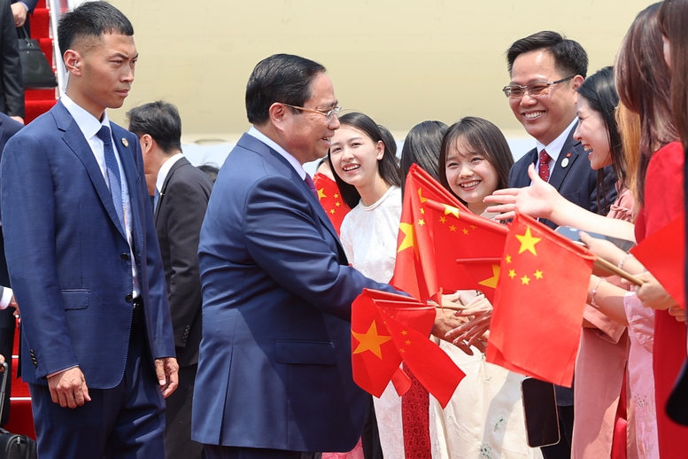 Thủ tướng tới Thiên Tân, bắt đầu chuyến công tác dự Hội nghị WEF và làm việc tại Trung Quốc 4 2 3