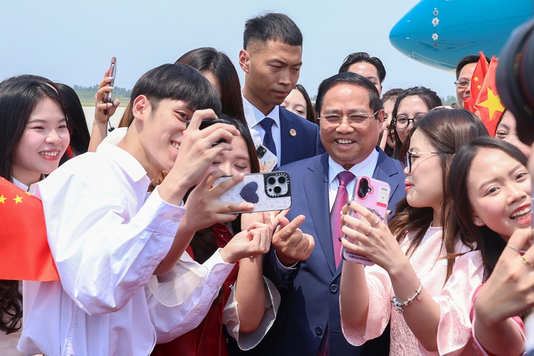 Thủ tướng tới Thiên Tân, bắt đầu chuyến công tác dự Hội nghị WEF và làm việc tại Trung Quốc 5 3 3