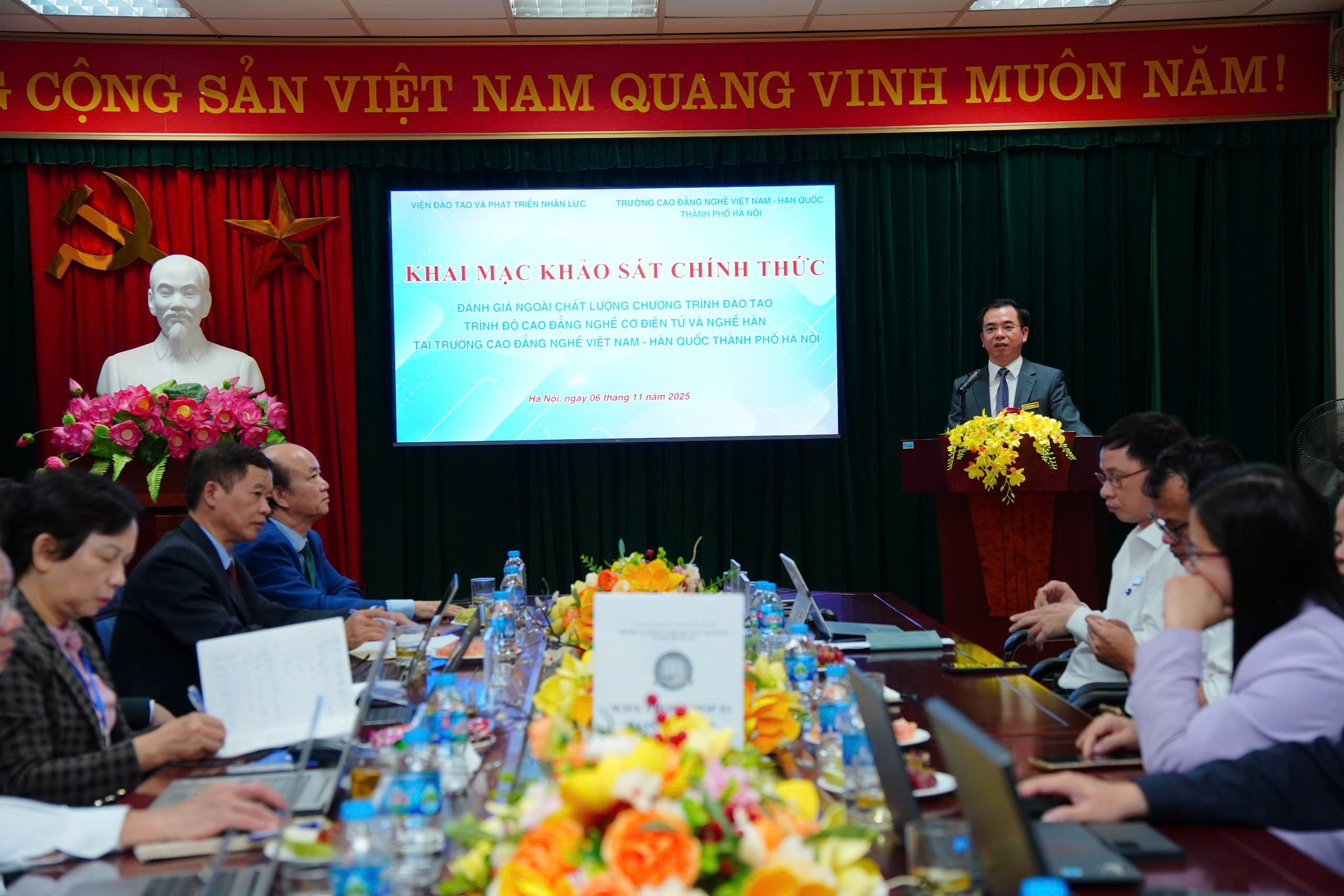 Anh thay Hieu truong