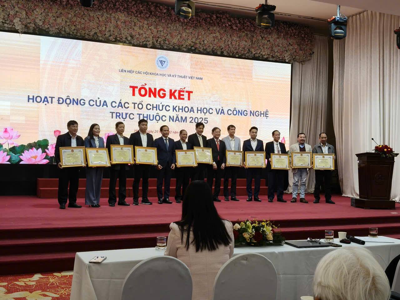 Liên hiệp các Hội Khoa học và Kỹ thuật Việt Nam tổng kết hoạt động của các tổ chức khoa học và công nghệ trực thuộc năm 2025 3 Anh TT Vien ITD nhan BK