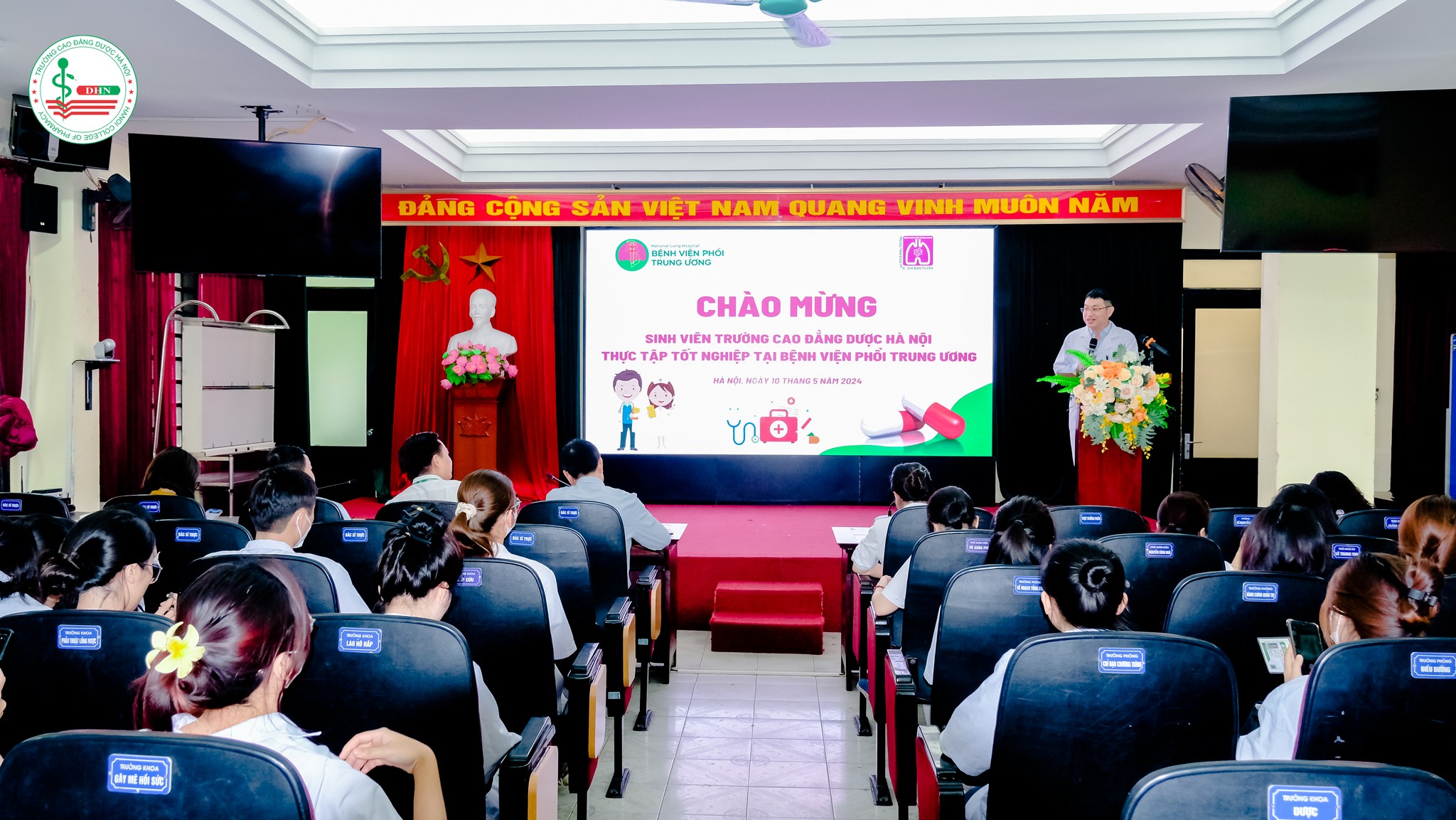 Trường Cao đẳng Dược Hà Nội: Khai mạc đánh giá ngoài cơ sở giáo dục nghề nghiệp 3 Anh dua HSSV di thuc tap