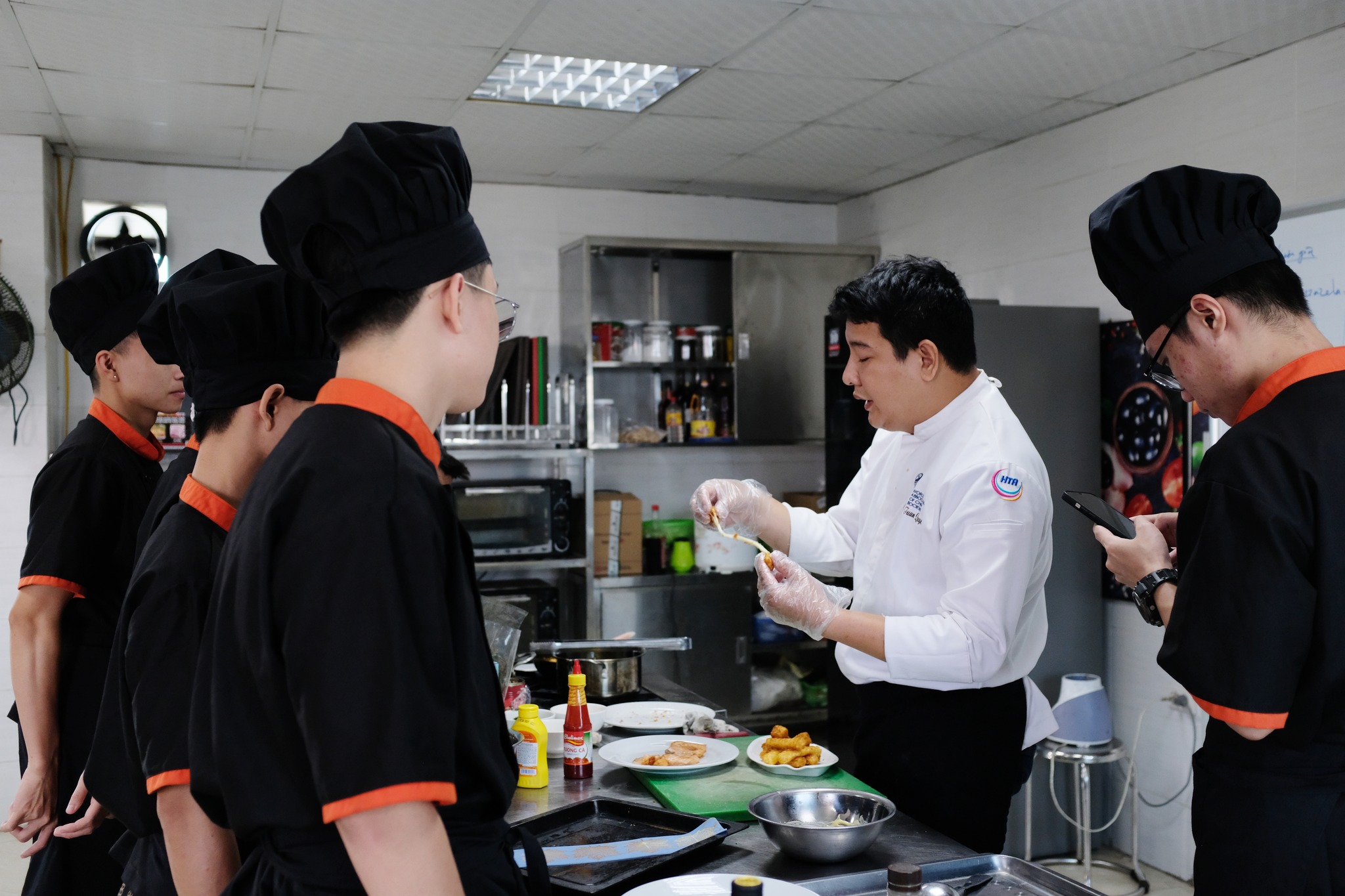 Trường Cao đẳng Công nghệ và Thương mại Hà Nội: Khai mạc đánh giá ngoài cơ sở giáo dục nghề nghiệp 3 Anh thuc hanh nghe