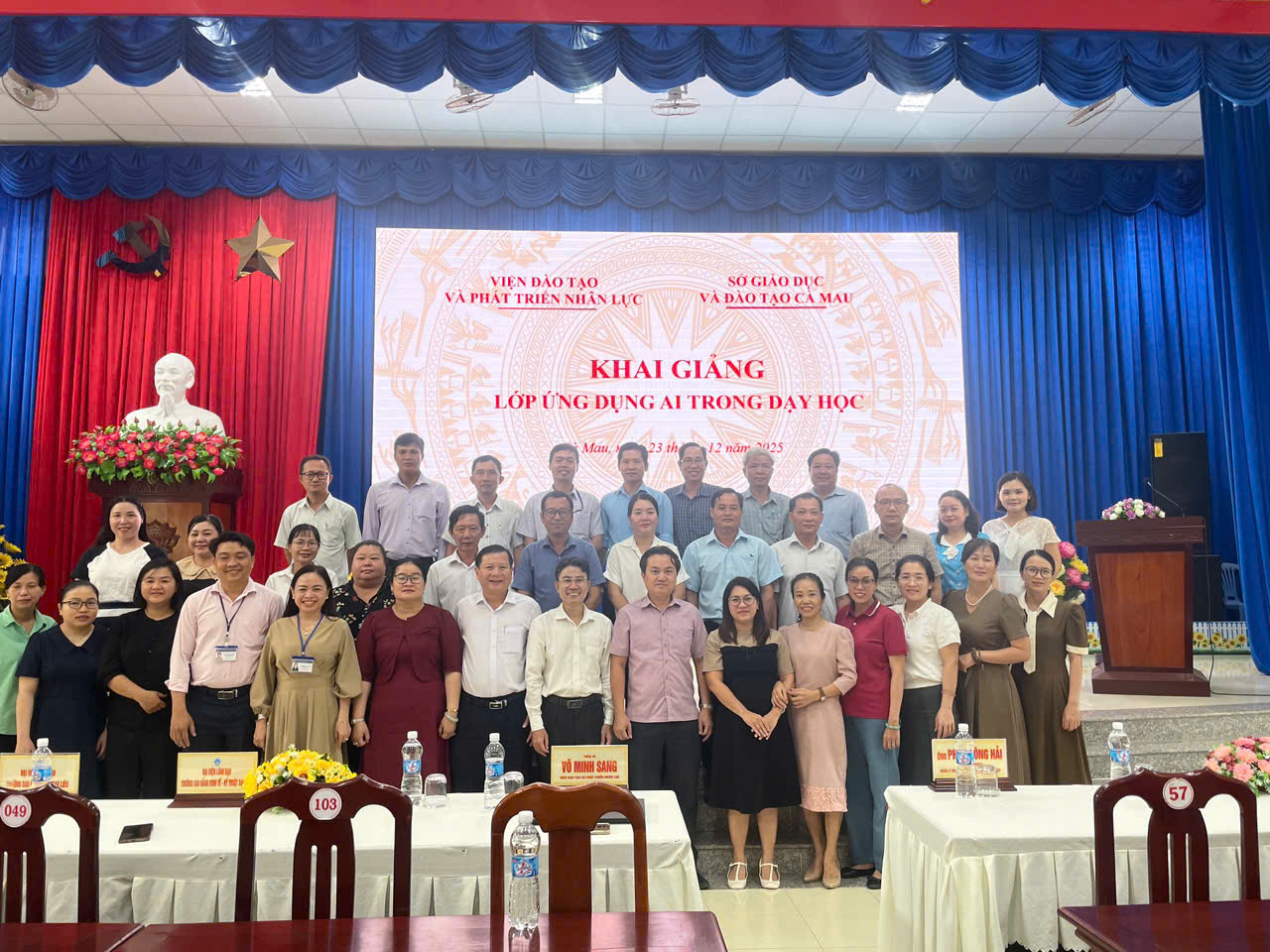 VIỆN ĐÀO TẠO VÀ PHÁT TRIỂN NHÂN LỰC: TĂNG CƯỜNG, NÂNG CAO CHẤT LƯỢNG ĐÀO TẠO, BỒI DƯỠNG VỀ ỨNG DỤNG TRÍ TUỆ NHÂN TẠO. 3 Anh ve lop Boi duong AI