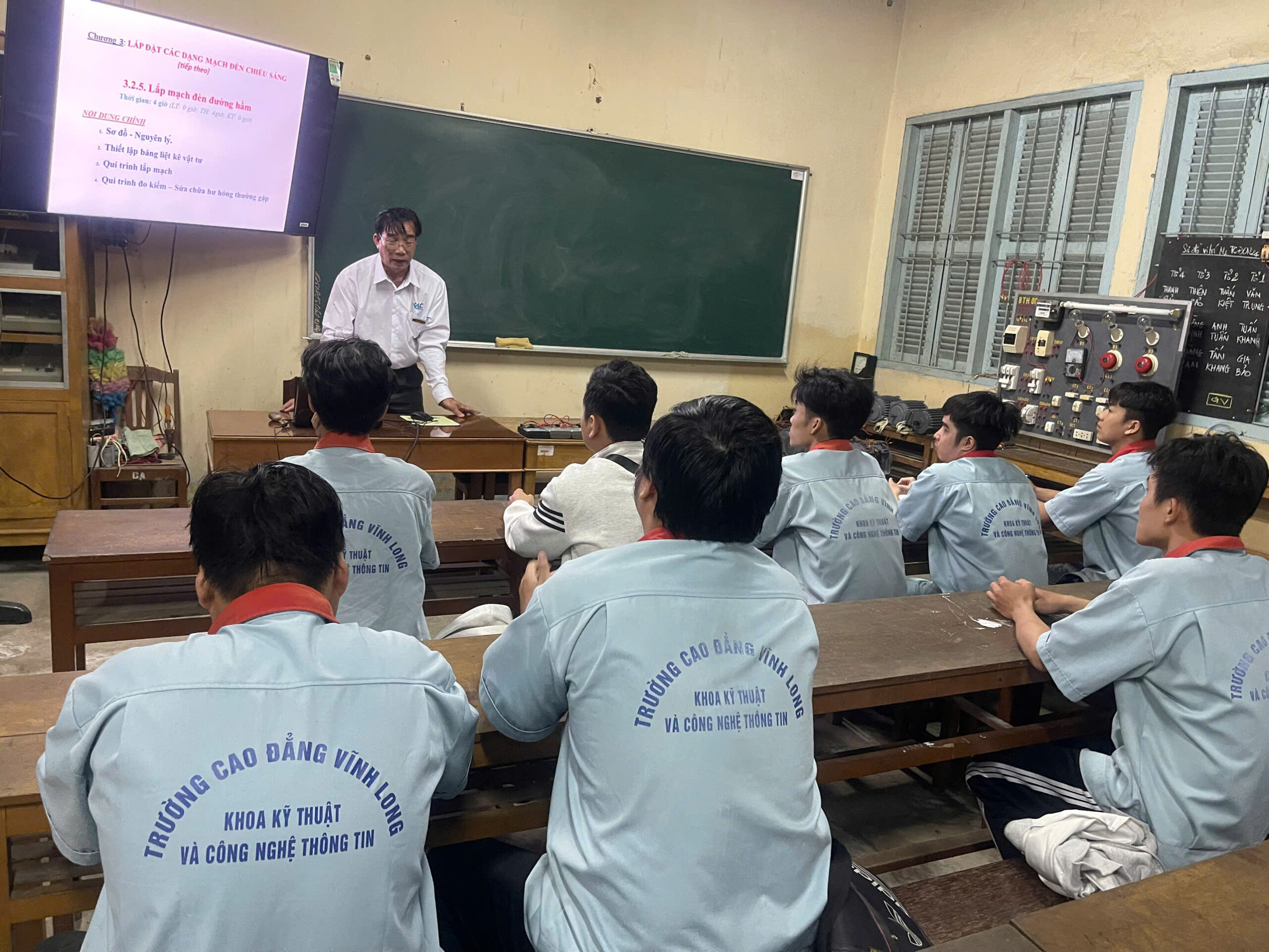 Pháp luật về giáo dục nghề nghiệp tại Việt Nam: Thực trạng, thách thức và giải pháp 2 Anh 2. Gio hoc nganh Cong nghe ky thuat Dien Dien tu scaled