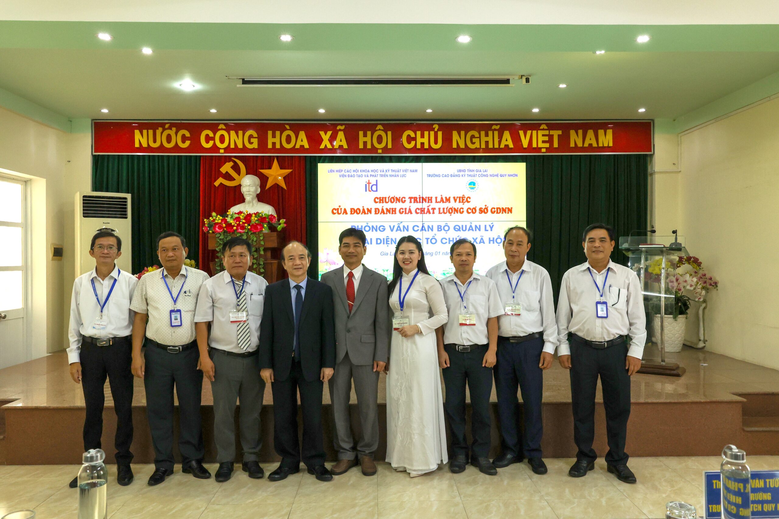BGH Truong CD KTCN Quy Nhon chup hinh chung voi Doan scaled