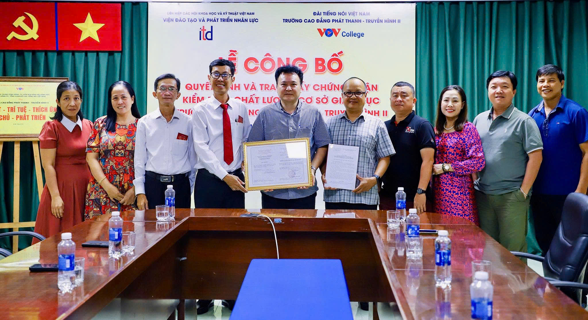 Trường Cao đẳng Phát thanh-Truyền hình II: ĐẠT CHUẤN KIỂM ĐỊNH CHẤT LƯỢNG CƠ SỞ GIÁO DỤC NGHỀ NGHIỆP 3 Anh trao GCN 02