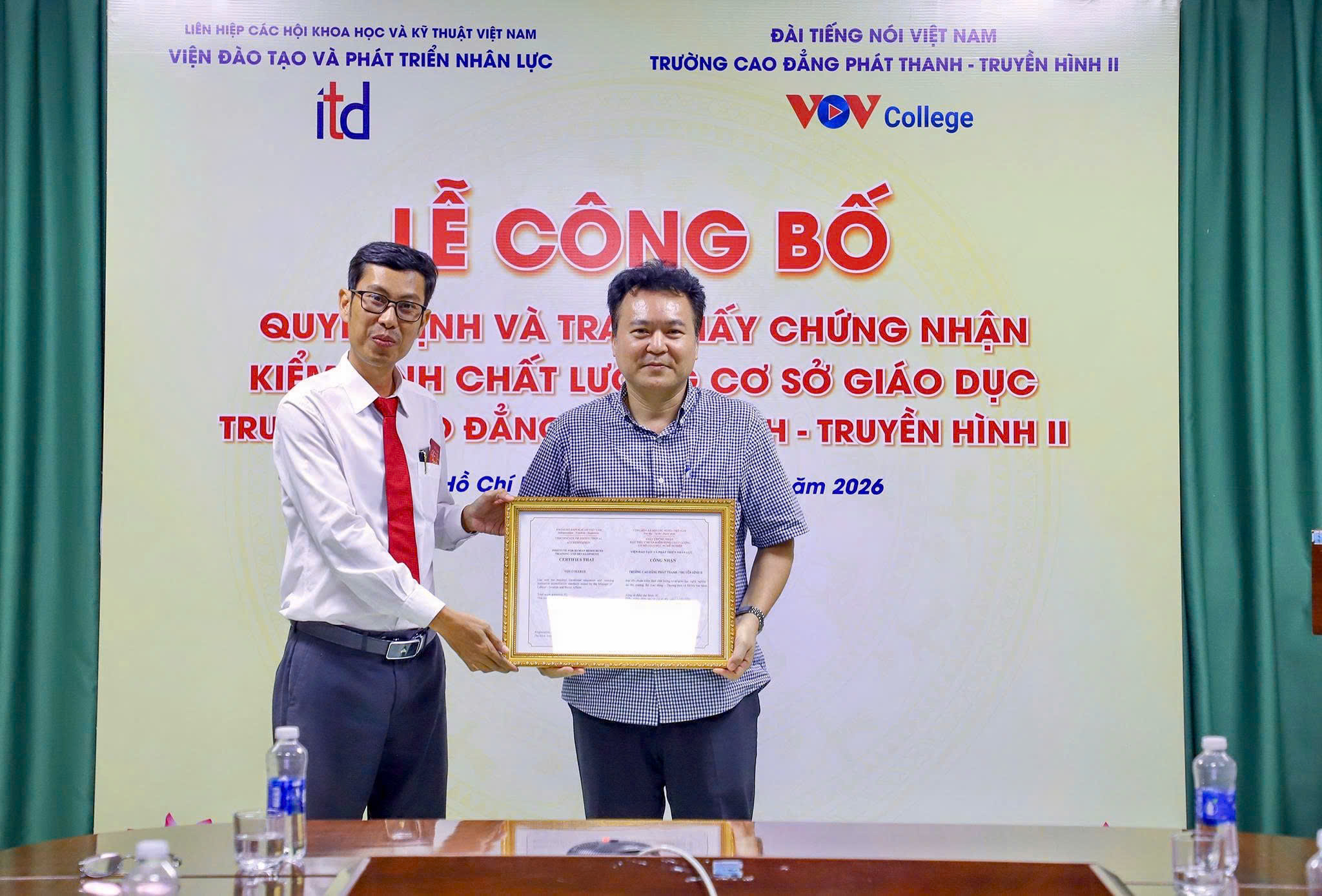 Trường Cao đẳng Phát thanh-Truyền hình II: ĐẠT CHUẤN KIỂM ĐỊNH CHẤT LƯỢNG CƠ SỞ GIÁO DỤC NGHỀ NGHIỆP 2 Anh trao GCN