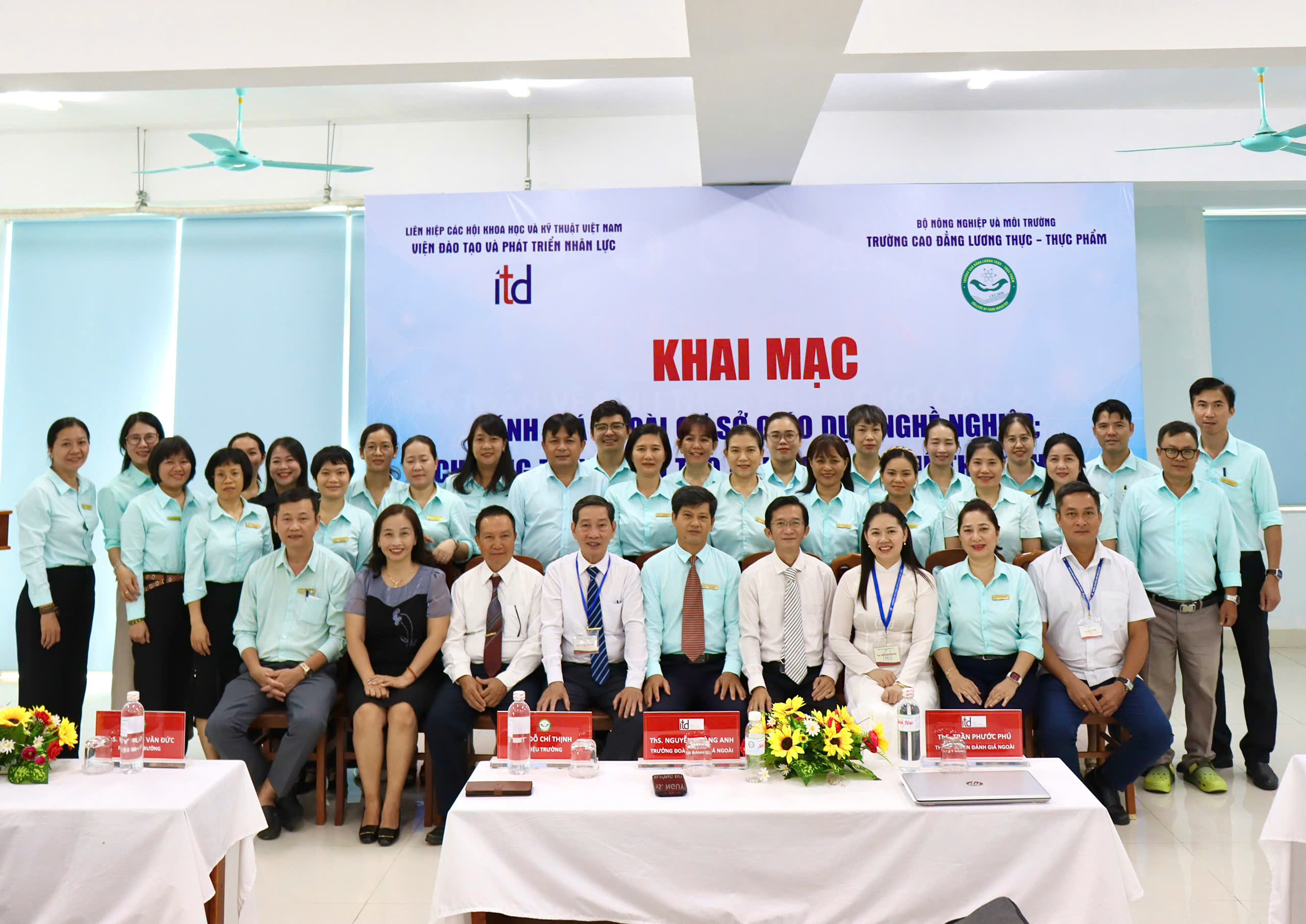 Trường Cao đẳng Lương thực - Thực phẩm quan tâm và chú trọng bảo đảm chất lượng đào tạo 5 Anh luu niem 01