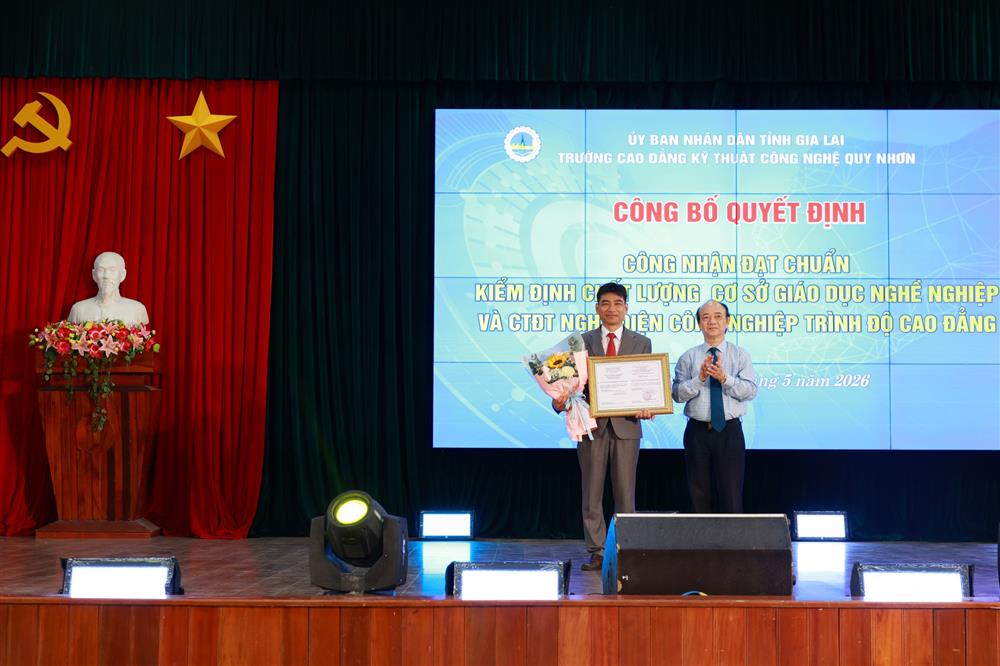 Trường Cao Đẳng Kỹ thuật Công nghệ Quy Nhơn: Khẳng định thương hiệu, phấn đấu trở thành trường cao đẳng trọng điểm chất lượng cao 2 Anh trao GCN CS GDNN