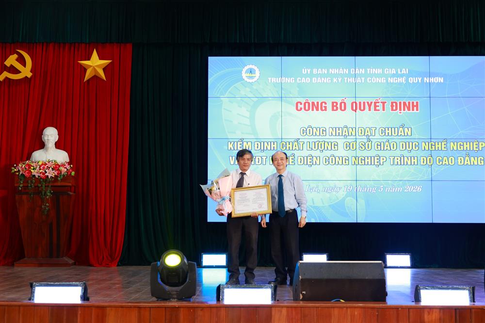 Trường Cao Đẳng Kỹ thuật Công nghệ Quy Nhơn: Khẳng định thương hiệu, phấn đấu trở thành trường cao đẳng trọng điểm chất lượng cao 3 Anh trao GCN CTDT